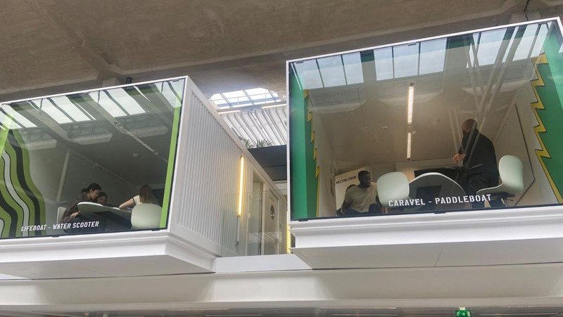 Seseorang berjalan di kampus startup Stasiun F di Prancis, Rabu (16/7/2025). (CNBC Indonesia/Seft Oktarianisa)