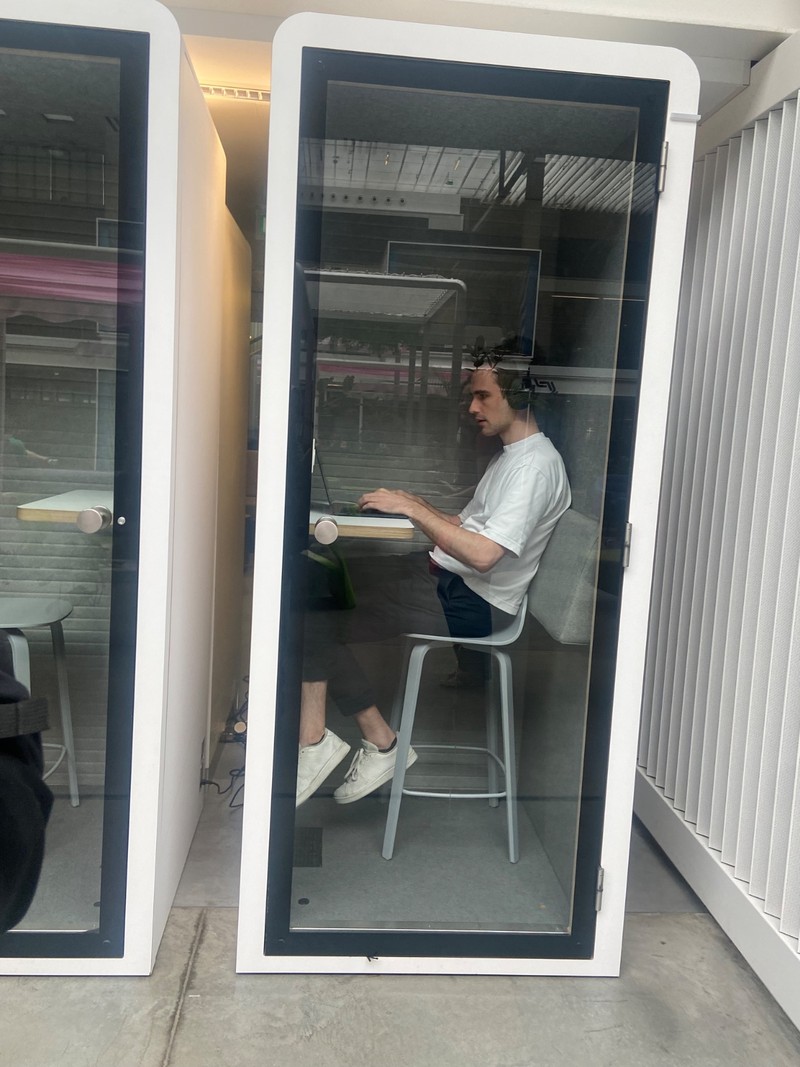 Seseorang berjalan di kampus startup Stasiun F di Prancis, Rabu (16/7/2025). Seseorang berjalan di kampus startup Stasiun F di Prancis, Rabu (16/7/2025). (CNBC Indonesia/Seft Oktarianisa)