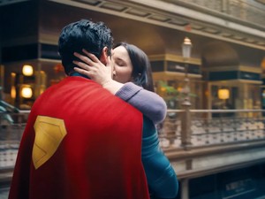 Oops! Adegan Kissing Superman Disensor di India: Terlalu Sensual