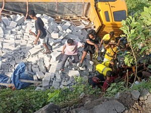 Truk Terguling di Bypass Ida Bagus Mantra, Sopir Tewas Terjepit