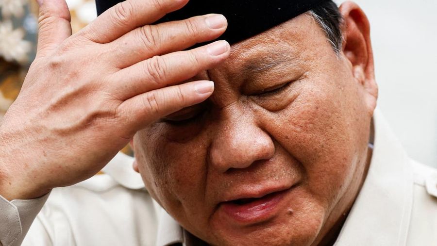 Presiden Indonesia Prabowo Subianto tiba di Pangkalan Udara TNI AU Halim Perdanakusuma setelah perundingan perjanjian dagang dengan Amerika Serikat, yang menghasilkan pengurangan tarif bea masuk AS terhadap ekspor Indonesia dari 32% menjadi 19%, di Jakarta, Indonesia, 16 Juli 2025. REUTERS/Ajeng Dinar Ulfiana