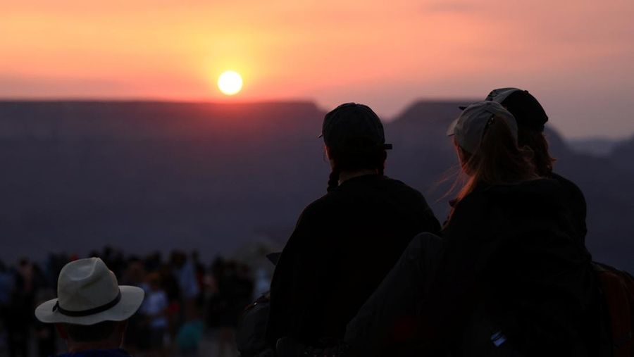 USA-WILDFIRES/GRAND-CANYON Smoke from the Dragon Bravo Fire colors a setting sun for onlookers at Grandeur Point on the southern rim of Grand Canyon, Arizona, U.S. July 14, 2025. REUTERS/David Swanson TPX IMAGES OF THE DAY