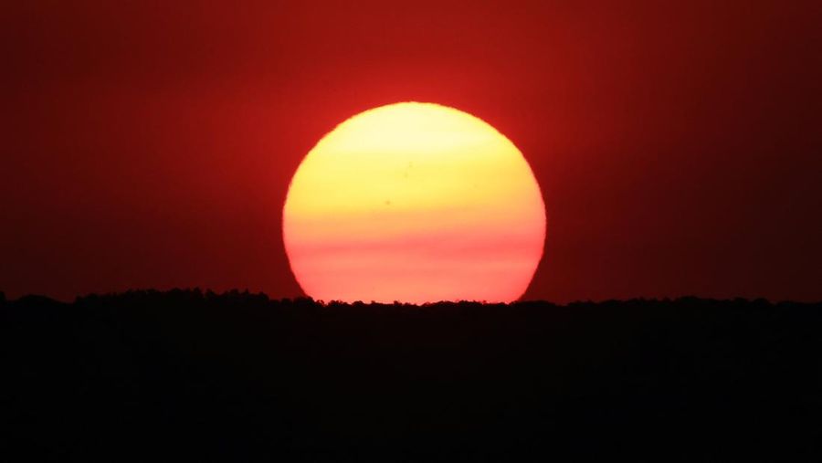 USA-WILDFIRES/GRAND-CANYON Smoke from the Dragon Bravo Fire colors a setting sun for onlookers at Grandeur Point on the southern rim of Grand Canyon, Arizona, U.S. July 14, 2025. REUTERS/David Swanson TPX IMAGES OF THE DAY
