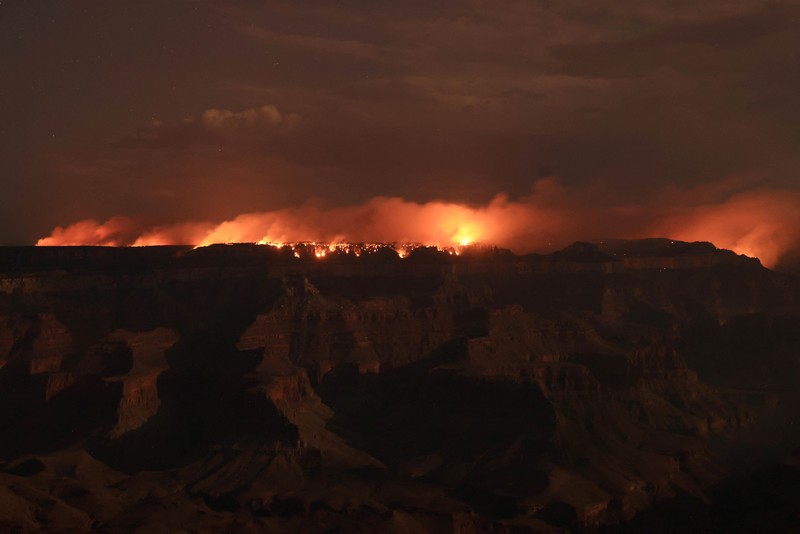 Smoke from the Dragon Bravo Fire colors a setting sun for onlookers at Grandeur Point on the southern rim of Grand Canyon, Arizona, U.S. July 14, 2025.  REUTERS/David Swanson     TPX IMAGES OF THE DAY