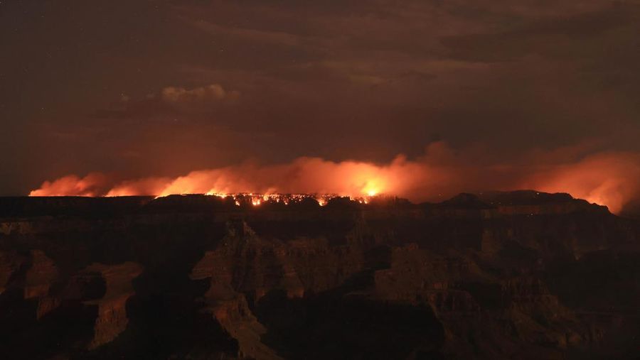 USA-WILDFIRES/GRAND-CANYON Smoke from the Dragon Bravo Fire colors a setting sun for onlookers at Grandeur Point on the southern rim of Grand Canyon, Arizona, U.S. July 14, 2025. REUTERS/David Swanson TPX IMAGES OF THE DAY