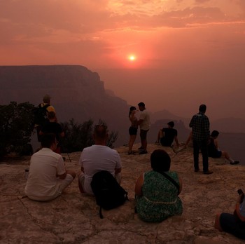 Dikepung Kobaran Api, Langit di Grand Canyon Memerah Diselimuti Asap
