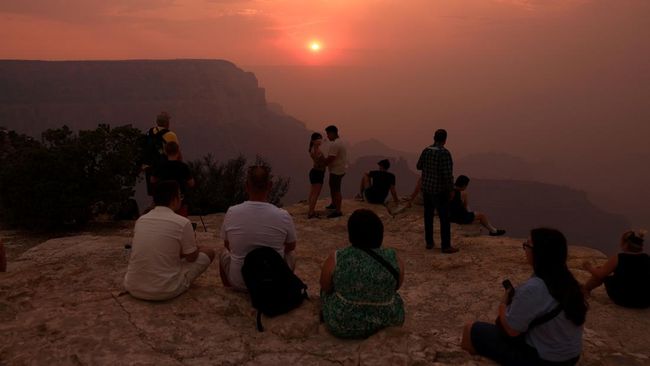 Dikepung Kobaran Api, Langit di Grand Canyon Memerah Diselimuti Asap