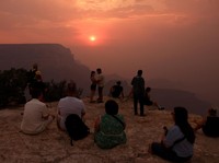 Dikepung Kobaran Api, Langit di Grand Canyon Memerah Diselimuti Asap