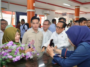 Wamenaker Dampingi Wapres Tinjau Penyaluran BSU di Tangerang