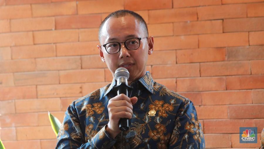 Anggota Komisi XII DPR RI, Eddy Soeparno menyampaikan paparan dalam acara Coffe Morning di Jakarta, Kamis (17/7/2025). (CNBC Indonesia/Faisal Rahman)