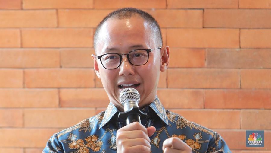Anggota Komisi XII DPR RI, Eddy Soeparno menyampaikan paparan dalam acara Coffe Morning di Jakarta, Kamis (17/7/2025). (CNBC Indonesia/Faisal Rahman)