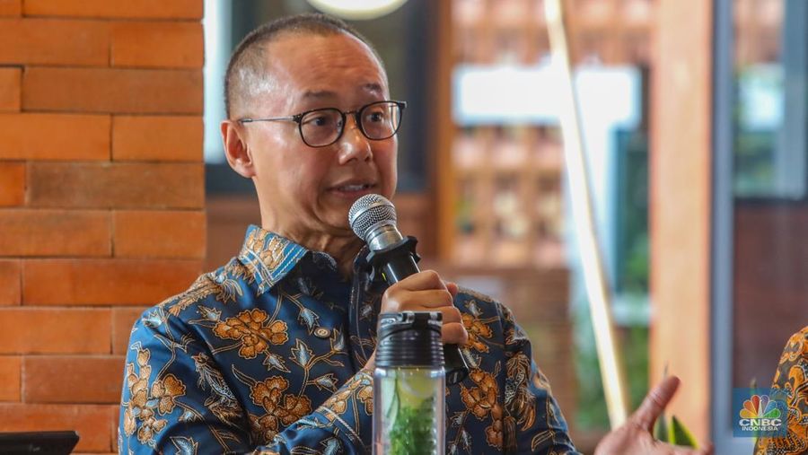 Anggota Komisi XII DPR RI, Eddy Soeparno menyampaikan paparan dalam acara Coffe Morning di Jakarta, Kamis (17/7/2025). (CNBC Indonesia/Faisal Rahman)