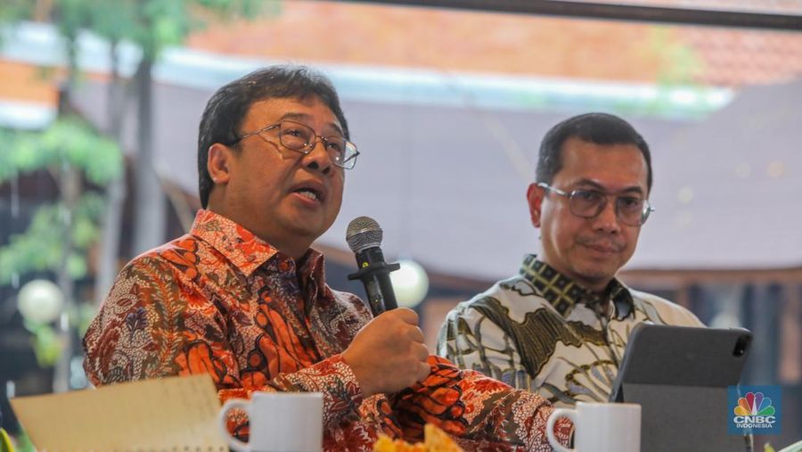 Chairman Indonesian Gas Society (IGS), Aris Mulya Azof menyampaikan paparan dalam acara Coffe Morning di Jakarta, Kamis (17/7/2025). (CNBC Indonesia/Faisal Rahman)