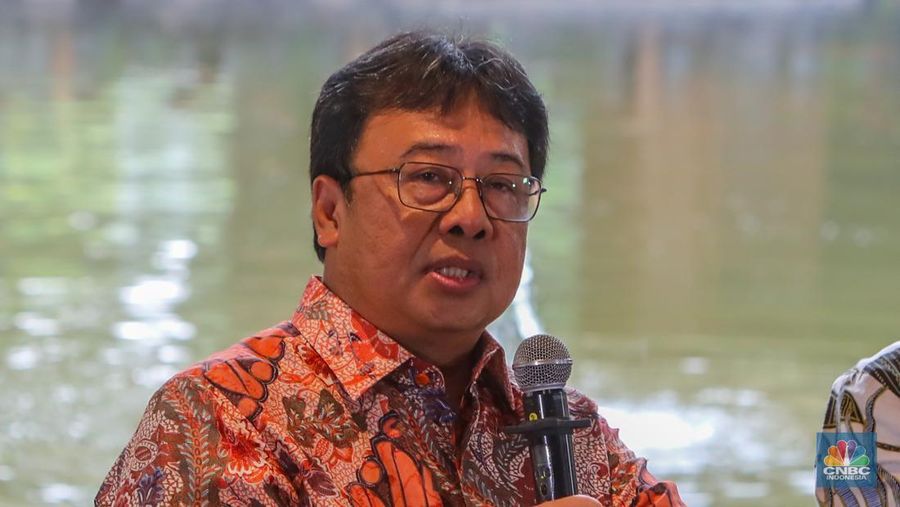 Chairman Indonesian Gas Society (IGS), Aris Mulya Azof menyampaikan paparan dalam acara Coffe Morning di Jakarta, Kamis (17/7/2025). (CNBC Indonesia/Faisal Rahman)
