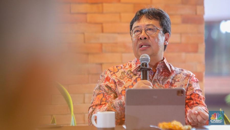 Chairman Indonesian Gas Society (IGS), Aris Mulya Azof menyampaikan paparan dalam acara Coffe Morning di Jakarta, Kamis (17/7/2025). (CNBC Indonesia/Faisal Rahman)
