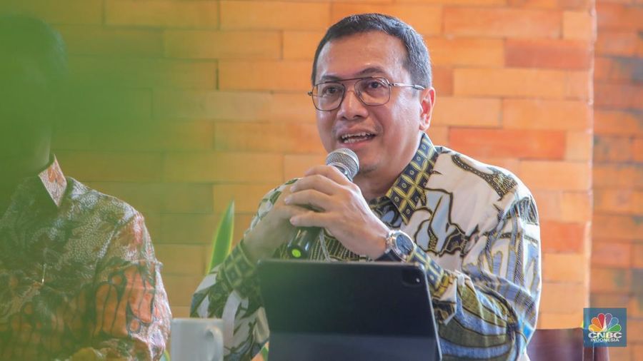 Deputi Keuangan dan Komersialisasi SKK Migas, Kurnia Chairi menyampaikan paparan dalam acara Coffe Morning di Jakarta, Kamis (17/7/2025). (CNBC Indonesia/Faisal Rahman)