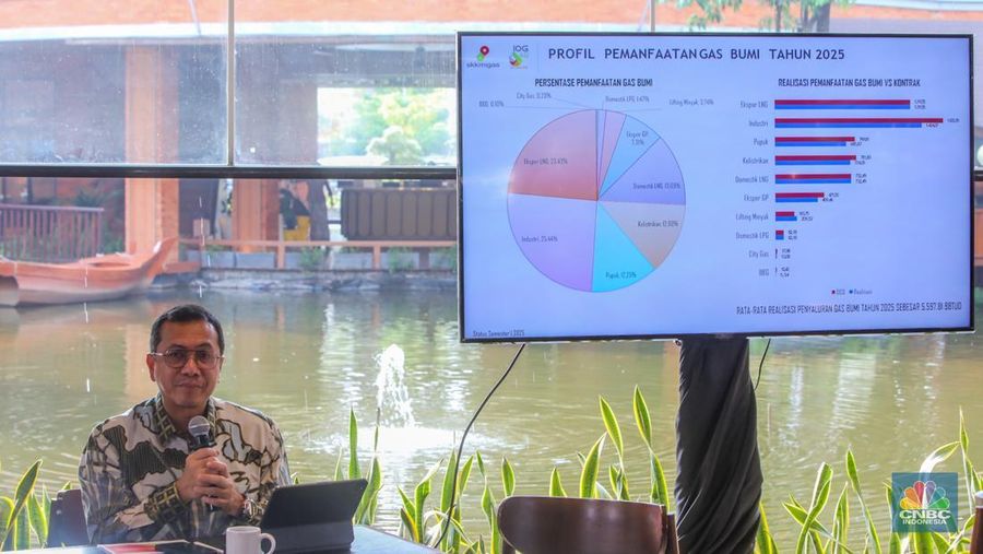 Deputi Keuangan dan Komersialisasi SKK Migas, Kurnia Chairi menyampaikan paparan dalam acara Coffe Morning di Jakarta, Kamis (17/7/2025). (CNBC Indonesia/Faisal Rahman)