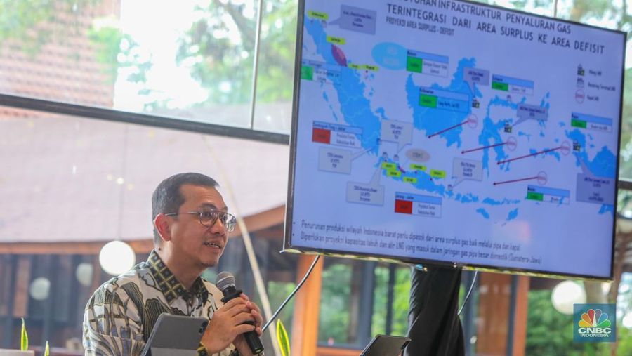 Deputi Keuangan dan Komersialisasi SKK Migas, Kurnia Chairi menyampaikan paparan dalam acara Coffe Morning di Jakarta, Kamis (17/7/2025). (CNBC Indonesia/Faisal Rahman)