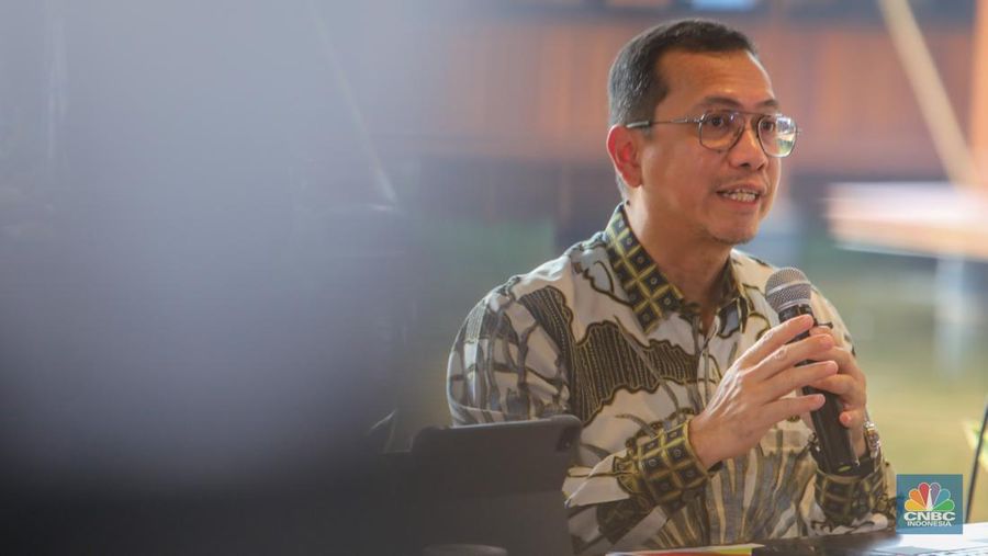 Deputi Keuangan dan Komersialisasi SKK Migas, Kurnia Chairi menyampaikan paparan dalam acara Coffe Morning di Jakarta, Kamis (17/7/2025). (CNBC Indonesia/Faisal Rahman)
