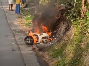 Video: Diduga Korsleting, Motor di Jambi Terbakar di Jalan