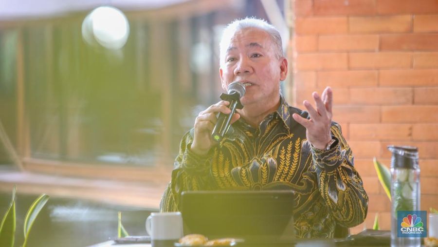 Direktur Utama PT PGN Tbk, Arief Setiawan Handoko menyampaikan paparan dalam acara Coffe Morning di Jakarta, Kamis (17/7/2025). (CNBC Indonesia/Faisal Rahman)