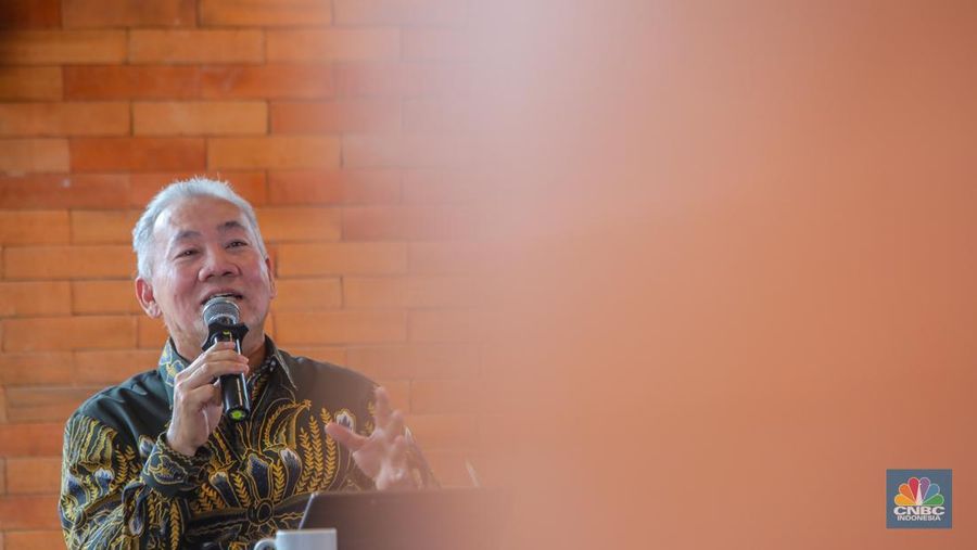 Direktur Utama PT PGN Tbk, Arief Setiawan Handoko menyampaikan paparan dalam acara Coffe Morning di Jakarta, Kamis (17/7/2025). (CNBC Indonesia/Faisal Rahman)