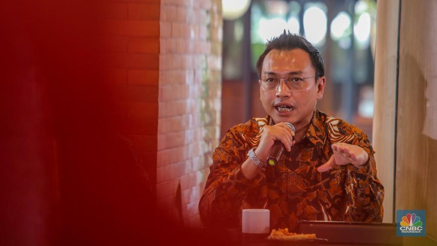 Direktur Utama PT PLN Energi Primer Indonesia, Rakhmad Dewanto menyampaikan paparan dalam acara Coffe Morning di Jakarta, Kamis (17/7/2025). (CNBC Indonesia/Faisal Rahman)