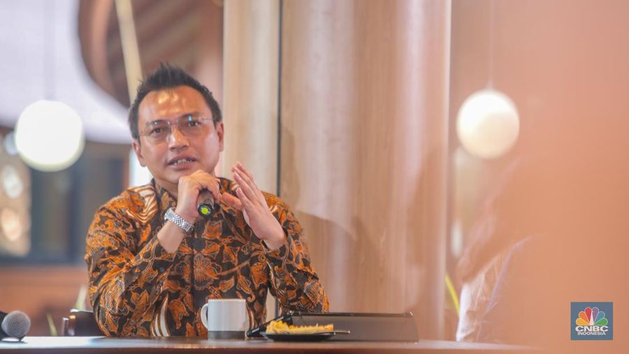 Direktur Utama PT PLN Energi Primer Indonesia, Rakhmad Dewanto menyampaikan paparan dalam acara Coffe Morning di Jakarta, Kamis (17/7/2025). (CNBC Indonesia/Faisal Rahman)