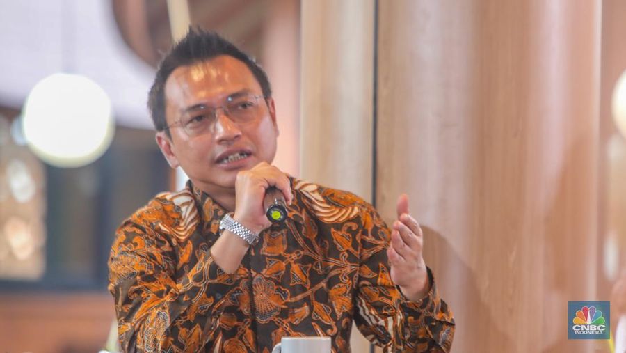 Direktur Utama PT PLN Energi Primer Indonesia, Rakhmad Dewanto menyampaikan paparan dalam acara Coffe Morning di Jakarta, Kamis (17/7/2025). (CNBC Indonesia/Faisal Rahman)