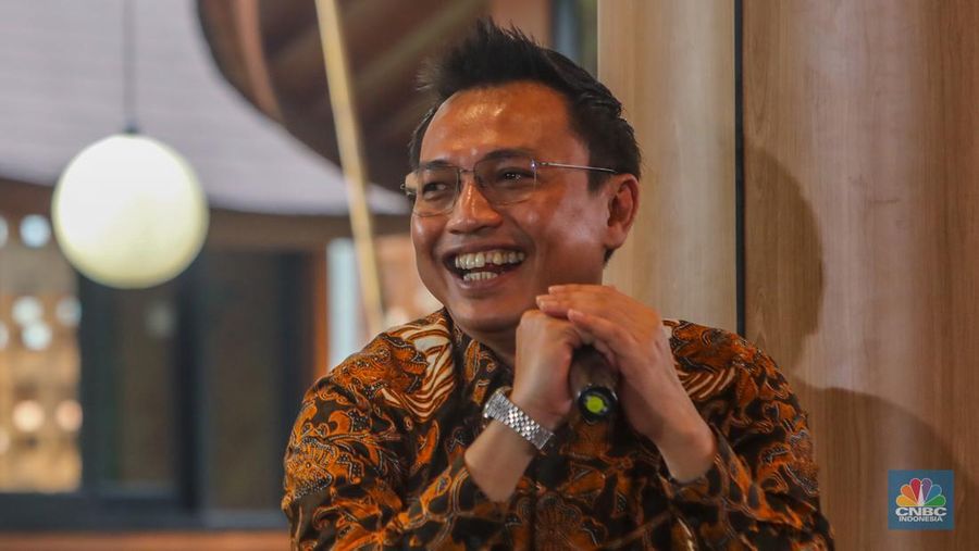 Direktur Utama PT PLN Energi Primer Indonesia, Rakhmad Dewanto menyampaikan paparan dalam acara Coffe Morning di Jakarta, Kamis (17/7/2025). (CNBC Indonesia/Faisal Rahman)