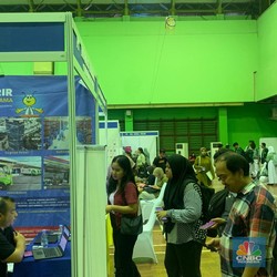 Susahnya Cari Kerja, Orang Tua Antar Anak Sebar CV di Job Fair