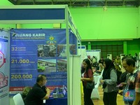 Susahnya Cari Kerja, Orang Tua Antar Anak Sebar CV di Job Fair