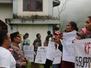 Demontrasi Warga Sambut Kedatangan Gubernur NTT di Manggarai