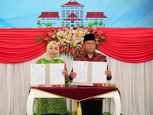 Menteri ATR Serahkan Sertifikat di Sulut, Janji Selesaikan PR Pertanahan