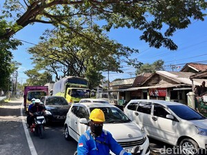 Macet Parah! Antrean ke Pelabuhan Ketapang Mengular 23 Km