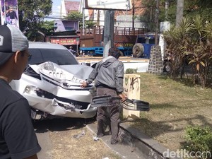 Driver Nyetir Sambil Telepon, Taksi Online Tertabrak KA Batara Kresna di Solo