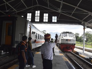 Jabar Siapkan Kereta Kilat, Dedi Mulyadi: Doakan Dapat Uangnya!