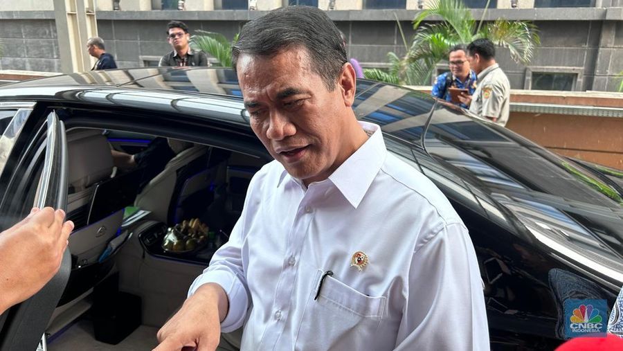 Menteri Pertanian (Mentan) Amran Sulaiman saat ditemui di kantor Radio Republik Indonesia (RRI) Jakarta, Kamis (17/7/2025). (CNBC Indonesia/Martyasari Rizky)