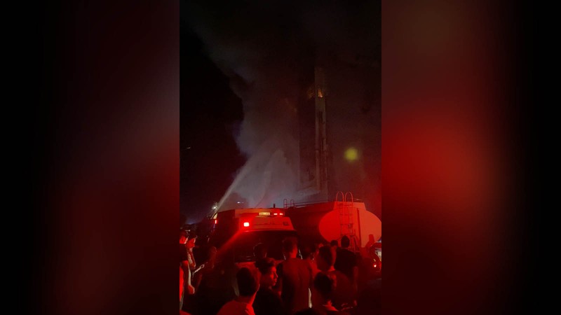 Truk pemadam kebakaran berdiri di samping reruntuhan pusat perbelanjaan, setelah kebakaran besar semalam yang menewaskan puluhan orang, di al-Kut, provinsi Wasit, Irak, 17 Juli 2025. Truk pemadam kebakaran berdiri di samping reruntuhan pusat perbelanjaan, setelah kebakaran besar semalam yang menewaskan puluhan orang, di al-Kut, provinsi Wasit, Irak, 17 Juli 2025. (REUTERS/Ahmed Saad)
