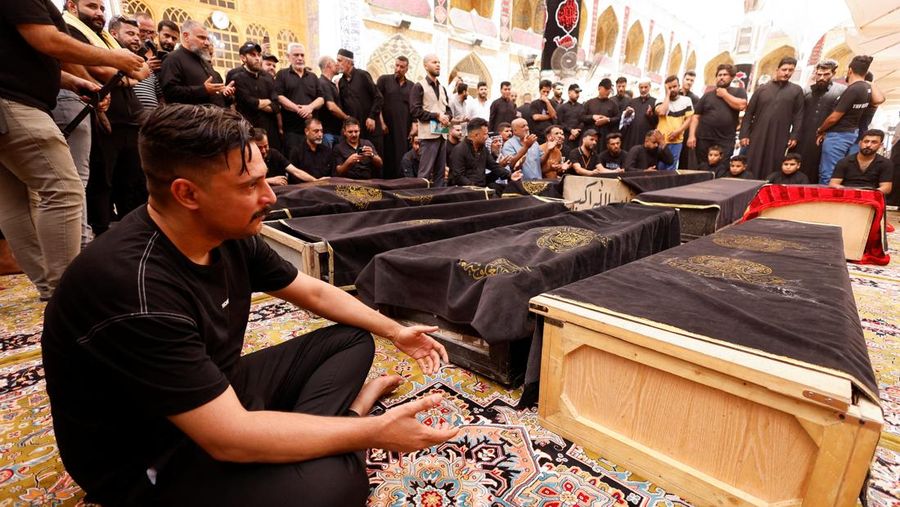 Truk pemadam kebakaran berdiri di samping reruntuhan pusat perbelanjaan, setelah kebakaran besar semalam yang menewaskan puluhan orang, di al-Kut, provinsi Wasit, Irak, 17 Juli 2025. (REUTERS/Ahmed Saad)