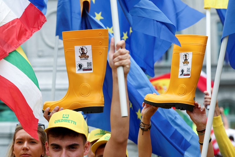 Para petani memprotes usulan pemotongan dana Kebijakan Pertanian Umum (CAP) dan rencana Komisi Eropa untuk menggabungkan kebijakan pertanian dan kohesi, di Brussels, Belgia, 16 Juli 2025. (REUTERS/Yves Herman)