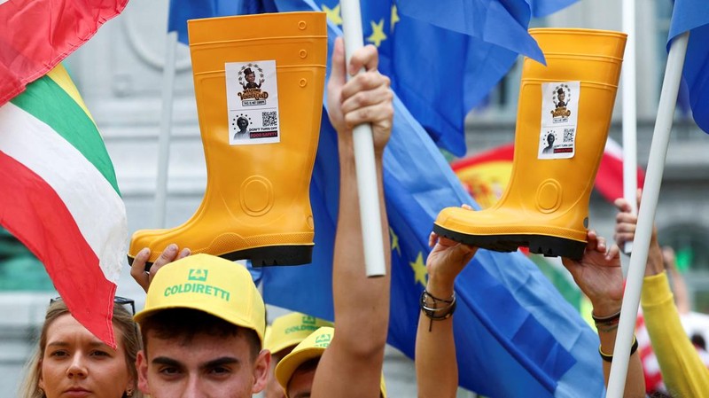 Para petani memprotes usulan pemotongan dana Kebijakan Pertanian Umum (CAP) dan rencana Komisi Eropa untuk menggabungkan kebijakan pertanian dan kohesi, di Brussels, Belgia, 16 Juli 2025. (REUTERS/Yves Herman)