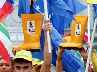 Ratusan Petani Eropa Ngamuk,Protes Kebijakan Anggaran Baru UE
