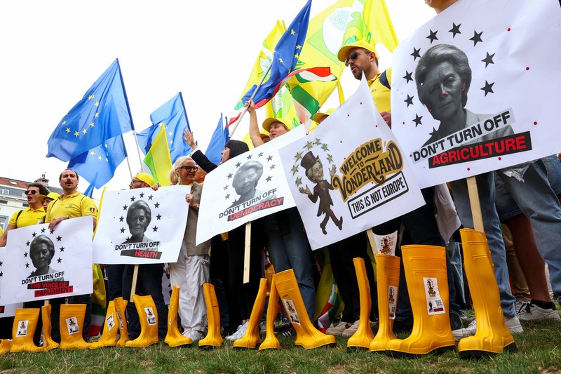 Para petani memprotes usulan pemotongan dana Kebijakan Pertanian Umum (CAP) dan rencana Komisi Eropa untuk menggabungkan kebijakan pertanian dan kohesi, di Brussels, Belgia, 16 Juli 2025. (REUTERS/Yves Herman)