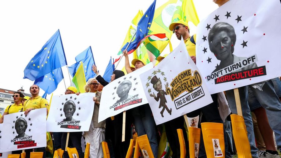 Para petani memprotes usulan pemotongan dana Kebijakan Pertanian Umum (CAP) dan rencana Komisi Eropa untuk menggabungkan kebijakan pertanian dan kohesi, di Brussels, Belgia, 16 Juli 2025. (REUTERS/Yves Herman)