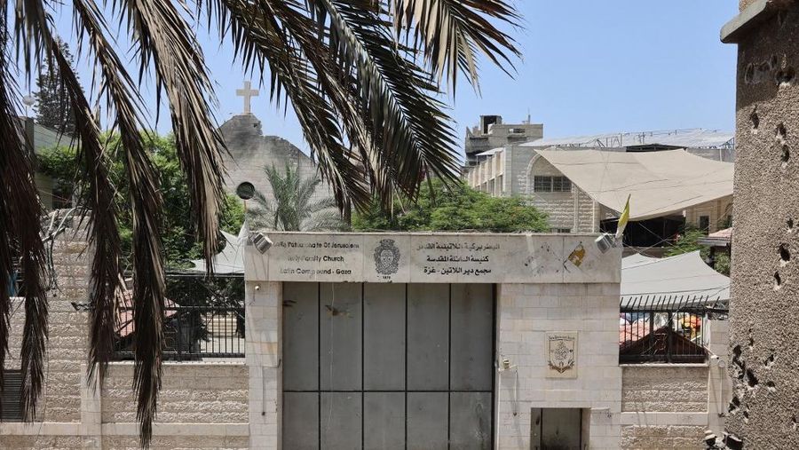 Pemandangan kerusakan Gereja Keluarga Kudus di Kota Gaza setelah serangan Israel terhadap gereja tersebut, di lingkungan Zeitoun, Kota Gaza pada 17 Juli 2025. Pemandangan kerusakan Gereja Keluarga Kudus di Kota Gaza setelah serangan Israel terhadap gereja tersebut, di lingkungan Zeitoun, Kota Gaza pada 17 Juli 2025. (Photo by Omar AL-QATTAA / AFP)