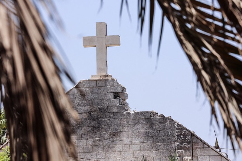 Pemandangan kerusakan Gereja Keluarga Kudus di Kota Gaza setelah serangan Israel terhadap gereja tersebut, di lingkungan Zeitoun, Kota Gaza pada 17 Juli 2025. Pemandangan kerusakan Gereja Keluarga Kudus di Kota Gaza setelah serangan Israel terhadap gereja tersebut, di lingkungan Zeitoun, Kota Gaza pada 17 Juli 2025. (Photo by Omar AL-QATTAA / AFP)