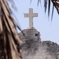 Pemandangan kerusakan Gereja Keluarga Kudus di Kota Gaza setelah serangan Israel terhadap gereja tersebut, di lingkungan Zeitoun, Kota Gaza pada 17 Juli 2025. (Photo by Omar AL-QATTAA / AFP)