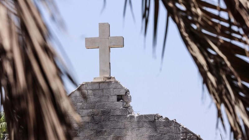 Pemandangan kerusakan Gereja Keluarga Kudus di Kota Gaza setelah serangan Israel terhadap gereja tersebut, di lingkungan Zeitoun, Kota Gaza pada 17 Juli 2025. (Photo by Omar AL-QATTAA / AFP)