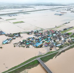 Hujan Deras Picu Banjir Dahsyat, Kota Tenggelam-Korban Jiwa Berjatuhan